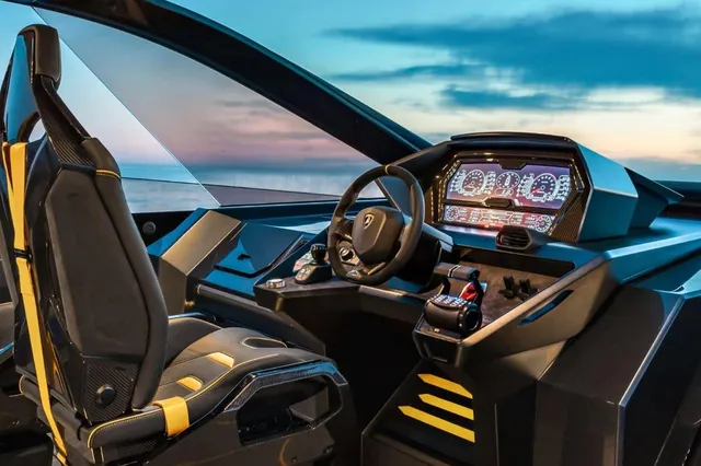 Cockpit mit Sportlenkrad, Carbon-Armaturen und digitalen Displays