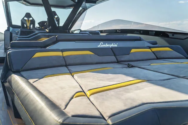 Gepolsterte Liegeflächen im Cockpit mit Lamborghini-Schriftzug