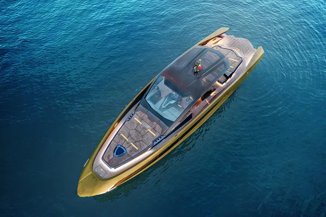 Tecnomar for Lamborghini 63 aus der Vogelperspektive auf offenem Wasser