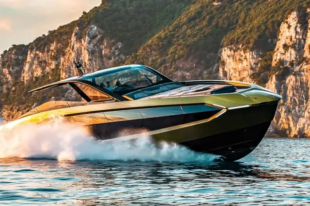 Außenansicht der Tecnomar for Lamborghini 63 in Fahrt vor felsiger Küste