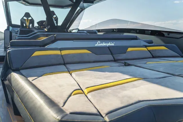 Liegeflächen an Deck der Lamborghini-Yacht