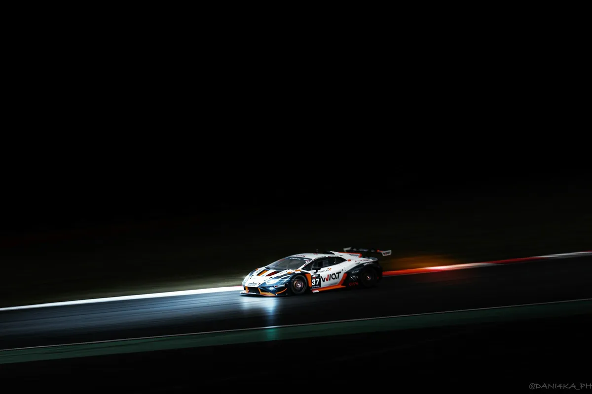 Rennwagen mit Lichtspur in der Nacht