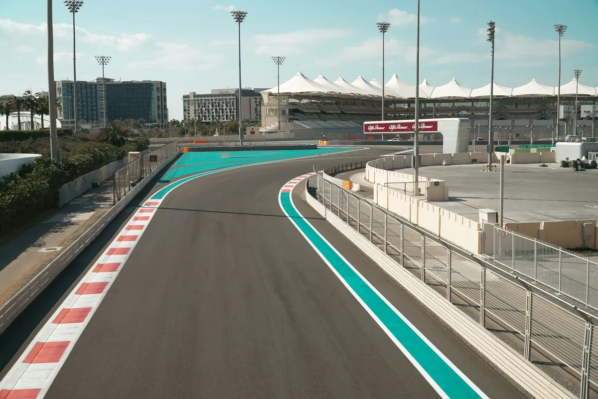 Kurve des Yas Marina Circuit mit Tribünen