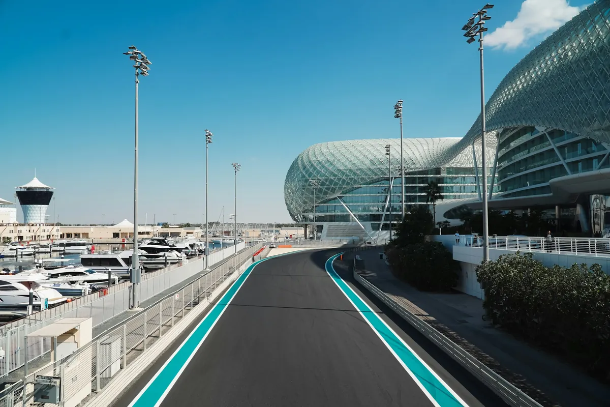 Die Rennstrecke in Abu Dhabi führt direkt an der Yas Marina vorbei
