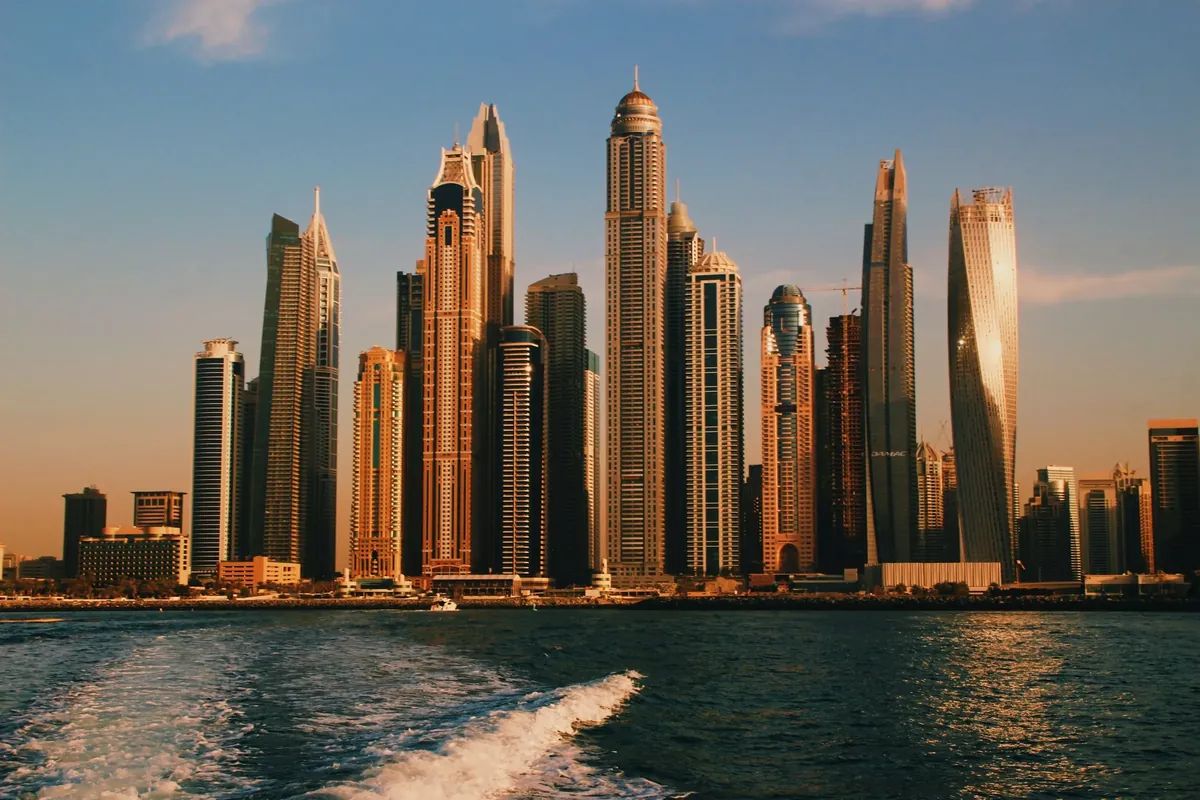 Die Türme der Dubai Marina im Abendlicht, vom Wasser aus gesehen
